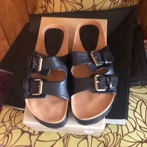 New pair of Women’s Shoes 👞 Size 5